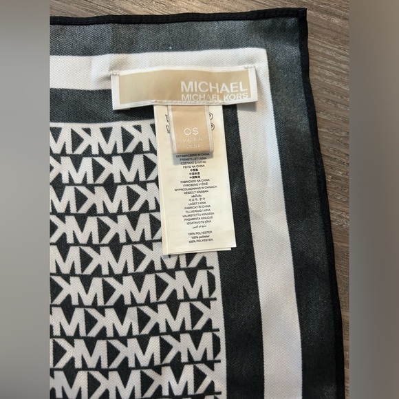 Michael Kors Scarf - Picture 4 of 5